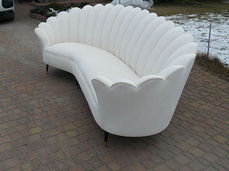 duża biała sofa