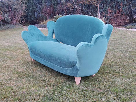 niebieska sofa